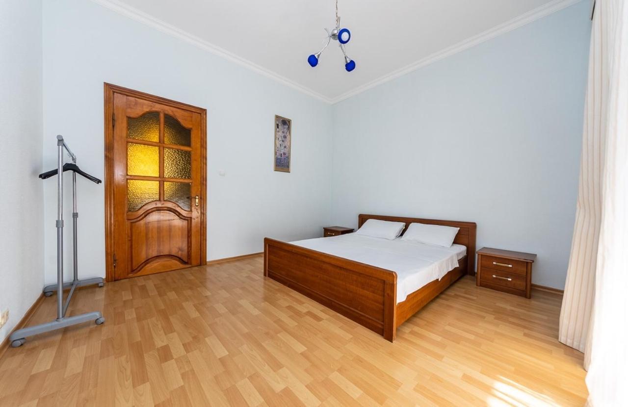 Alex Apartments Near Independence Square - Kiev Bagian luar foto