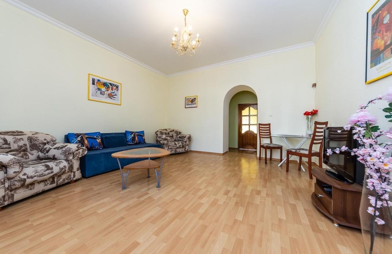 Alex Apartments Near Independence Square - Kiev Bagian luar foto