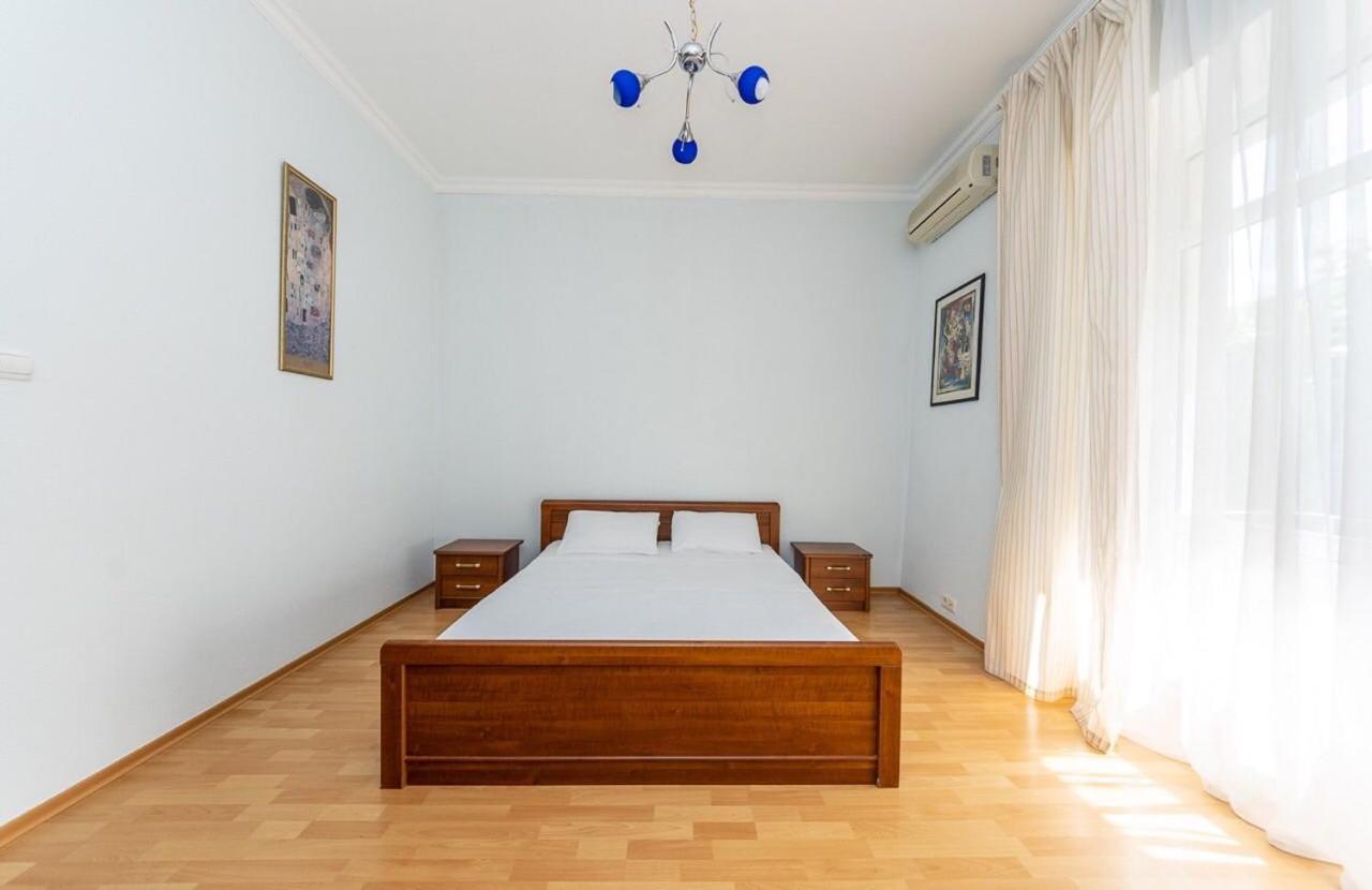 Alex Apartments Near Independence Square - Kiev Bagian luar foto