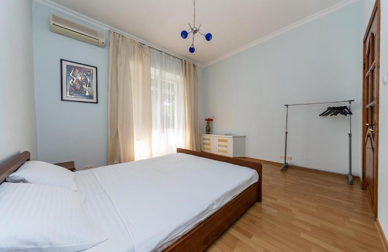 Alex Apartments Near Independence Square - Kiev Bagian luar foto